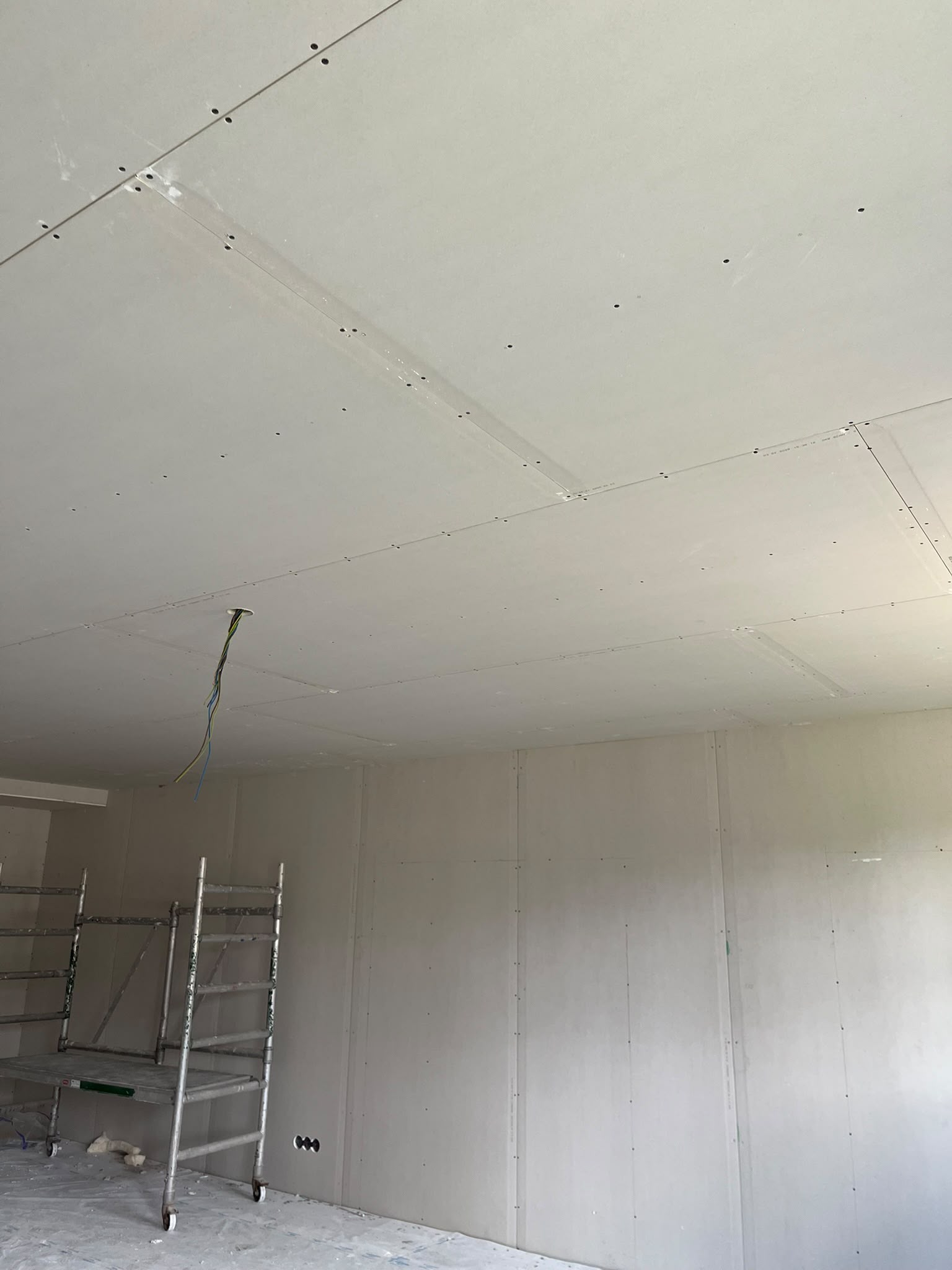 Plafond en wanden afgewerkt met gipsplaten in een ruimte in aanbouw