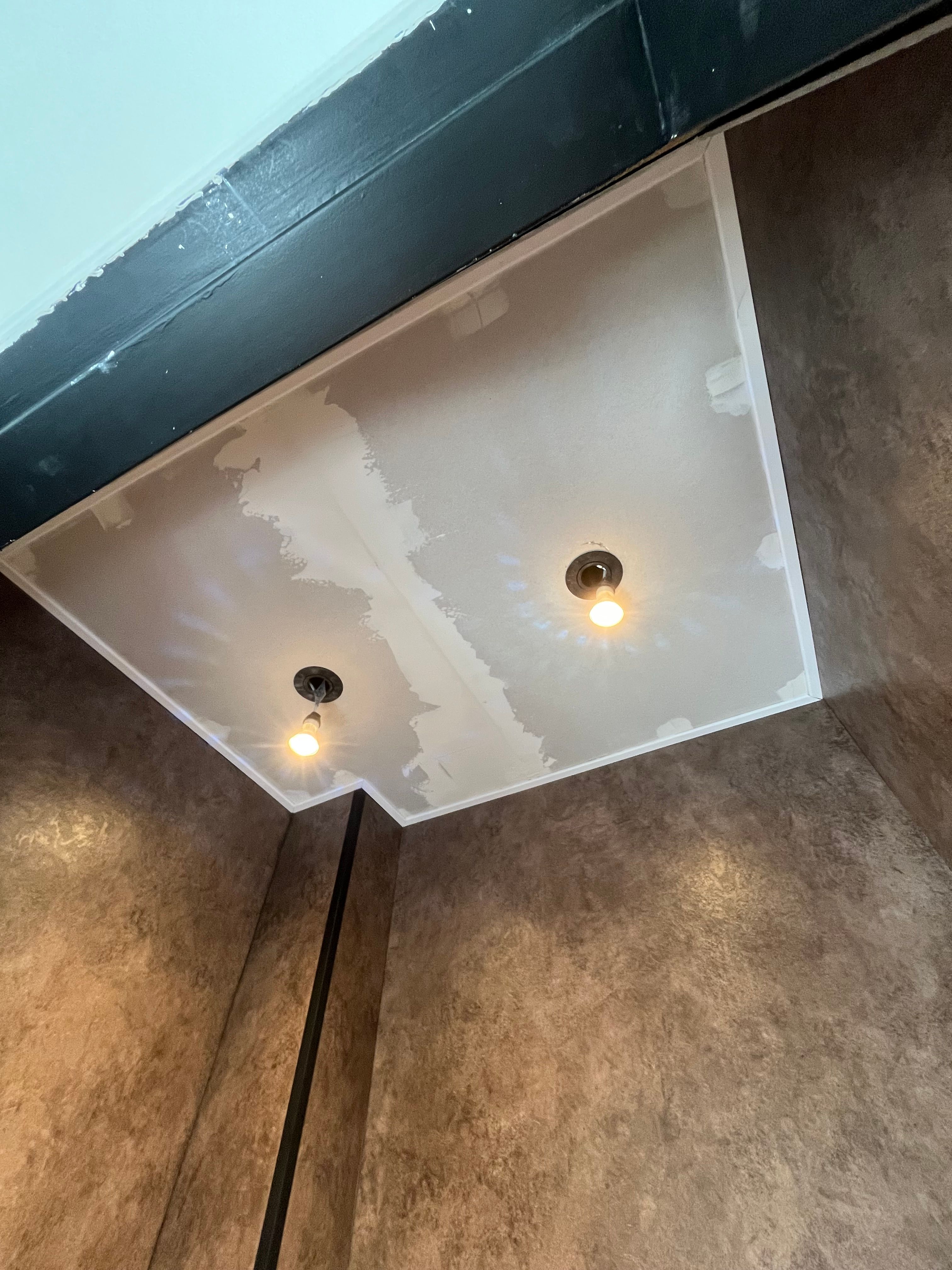 Plafondafwerking met uitsparingen voor verlichting